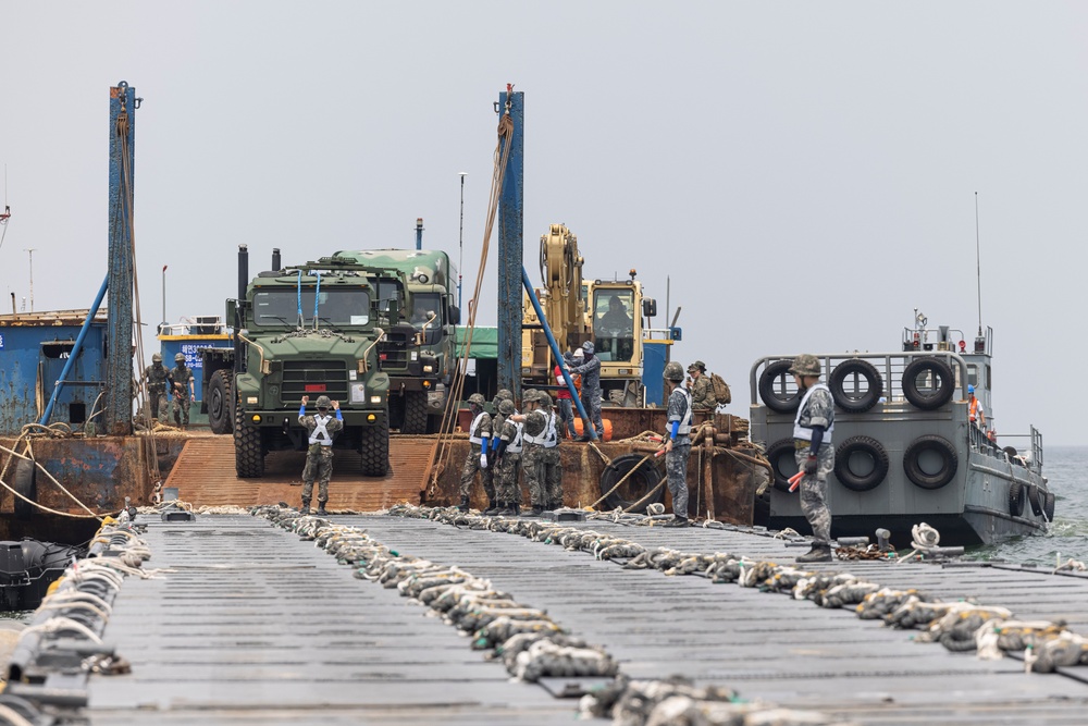 Distinguished Visitors arrive at Dogu Beach