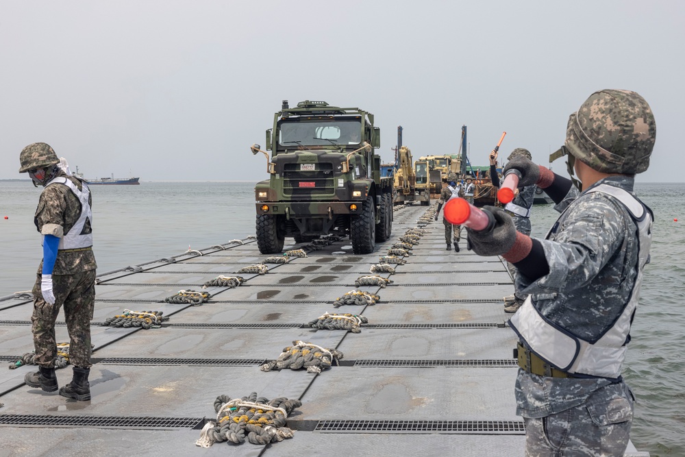 Distinguished Visitors arrive at Dogu Beach