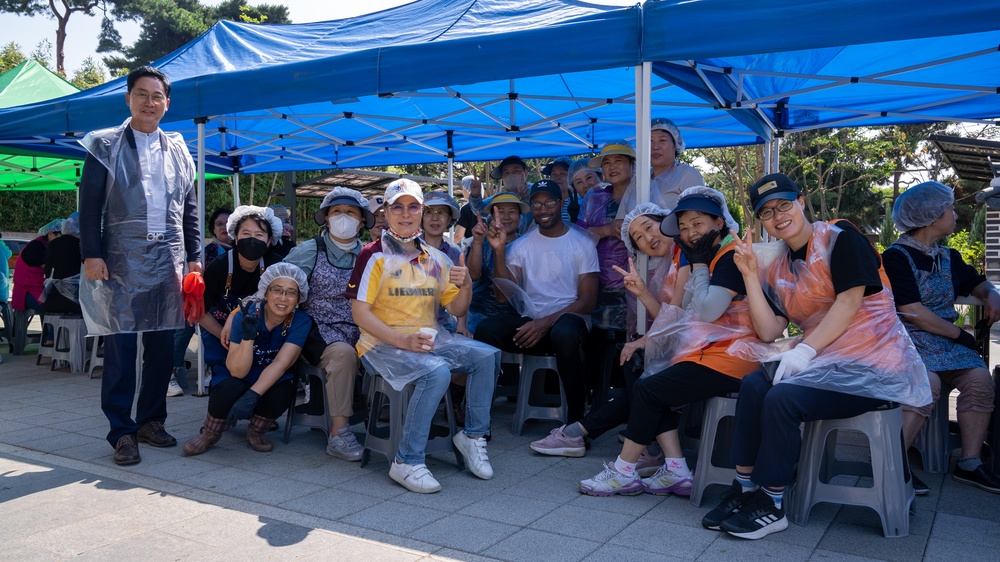 Unit Ministry Team and volunteers cook Kimchi for people in need of assistance.