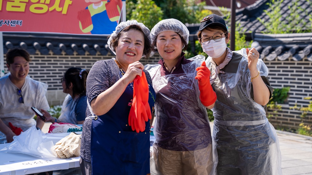 Unit Ministry Team and volunteers cook Kimchi for people in need of assistance.