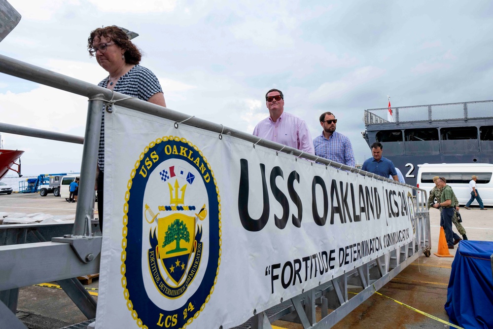 USS OAKLAND HOSTS HOUSE ARMED FORCES COMMITTEE MEMBERS