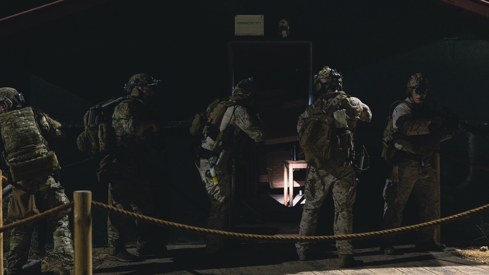 2d Recon and EODMU8 Conduct A Night Raid