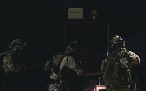 2d Recon and EODMU8 Conduct A Night Raid