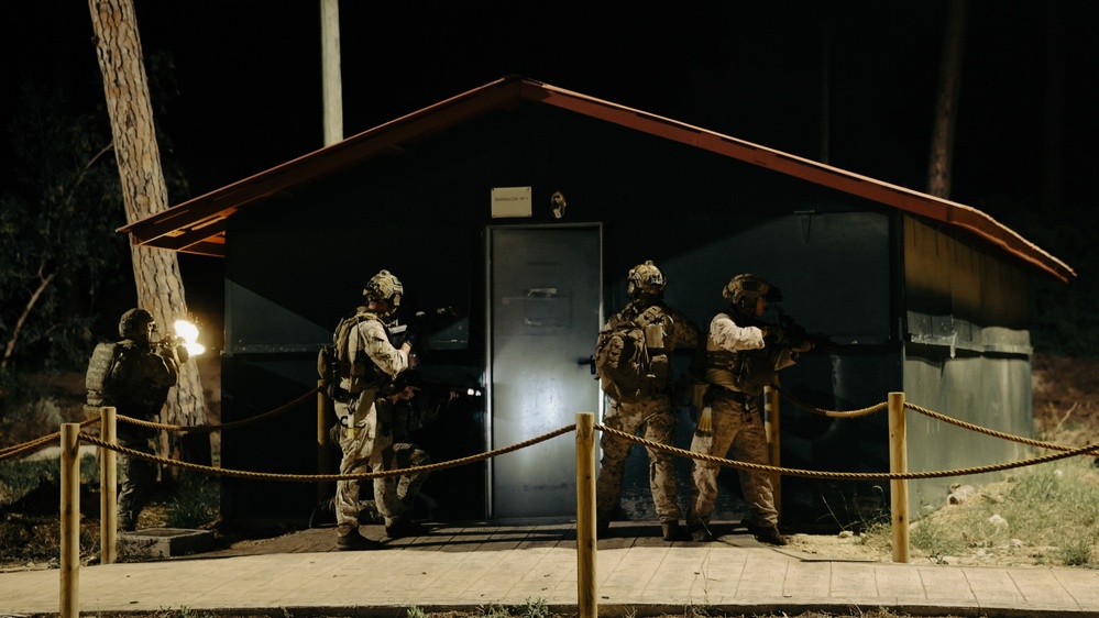 2d Recon and EODMU8 Conduct A Night Raid