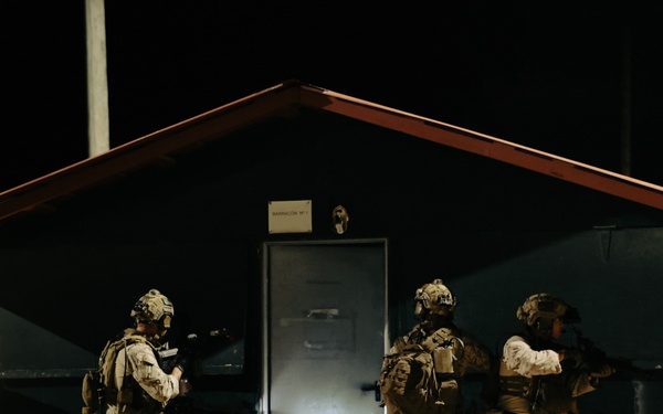 2d Recon and EODMU8 Conduct A Night Raid