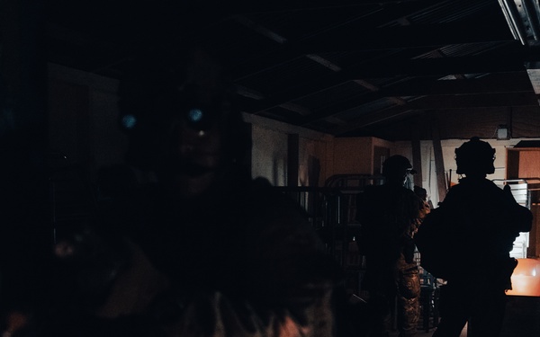 2d Recon and EODMU8 Conduct A Night Raid