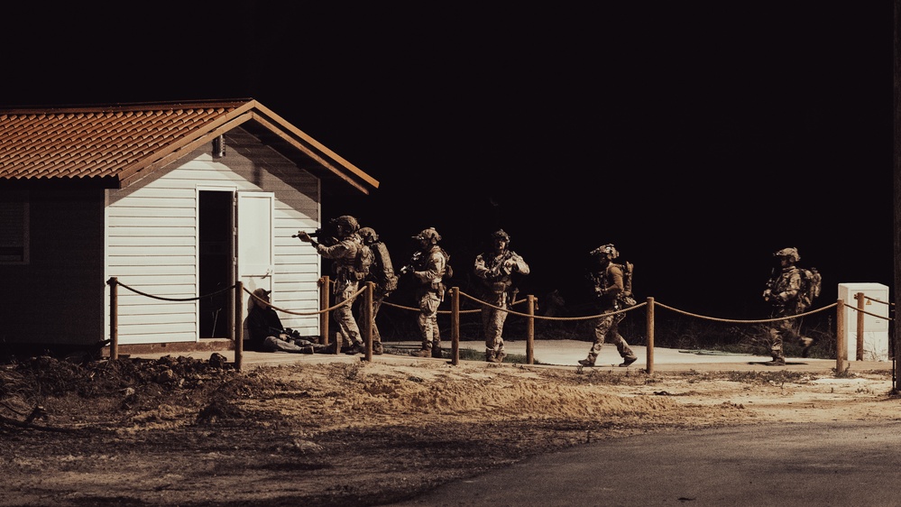 2d Recon and EODMU8 Conduct a Night Raid