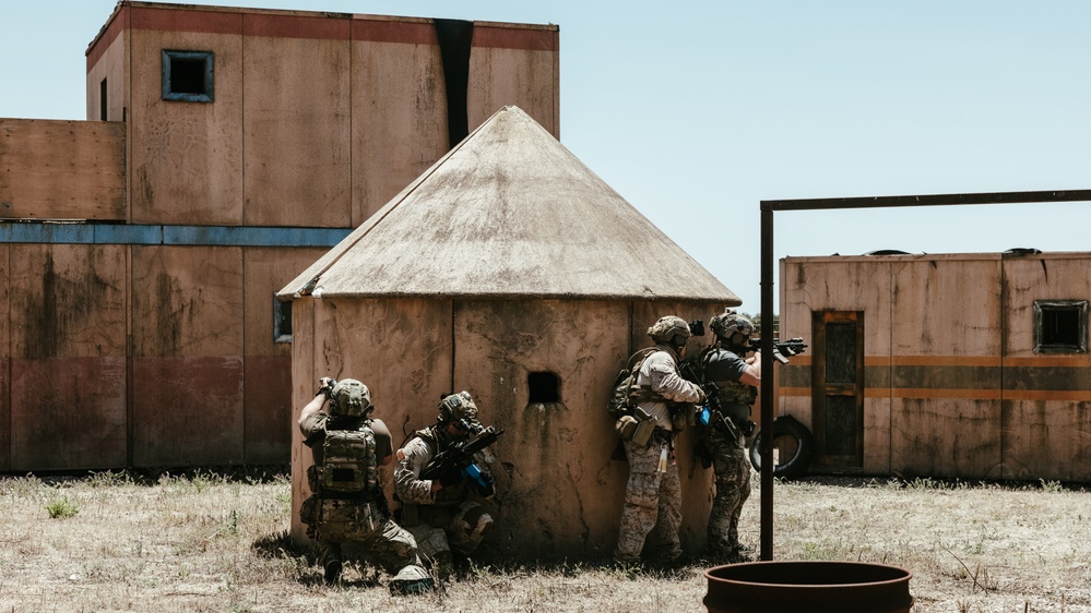 2d Recon and EODMU8 Conduct a Day Raid