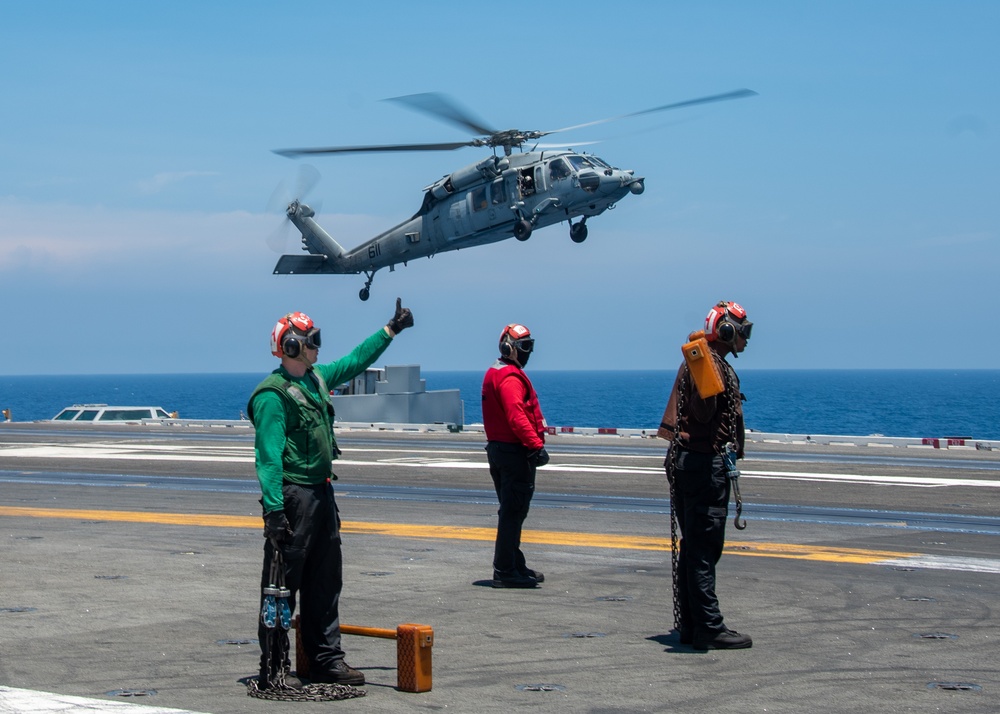 DVIDS - Images - USS Ronald Reagan (CVN 76) hosts Royal Australian Navy ...