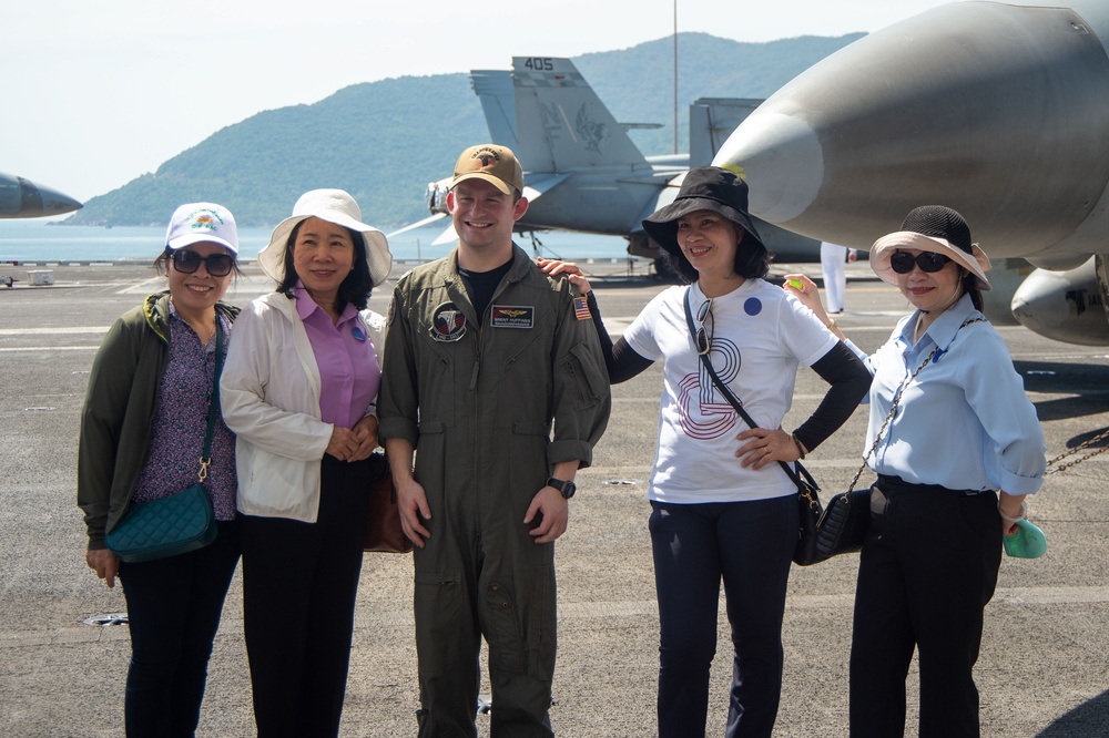 USS Ronald Reagan (CVN 76) hosts Vietnamese Nationals during a port visit to Da Nang, Vietnam