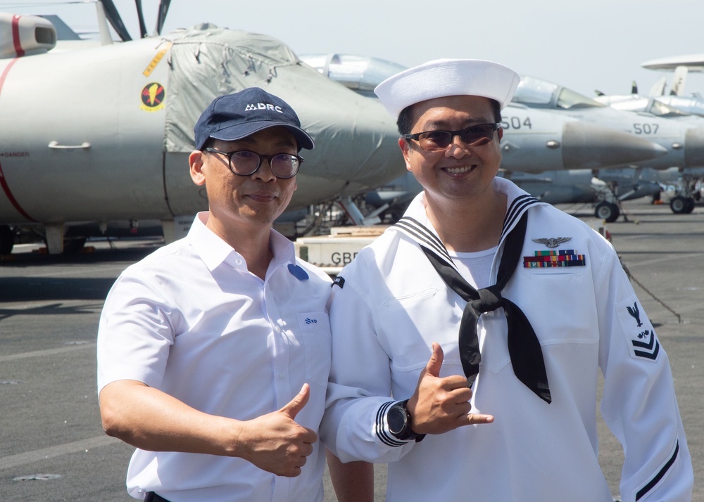 USS Ronald Reagan (CVN 76) hosts Vietnamese Nationals during a port visit to Da Nang, Vietnam