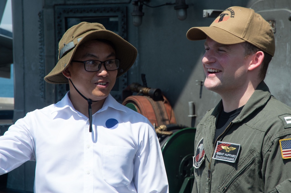 USS Ronald Reagan (CVN 76) hosts Vietnamese Nationals during a port visit to Da Nang, Vietnam