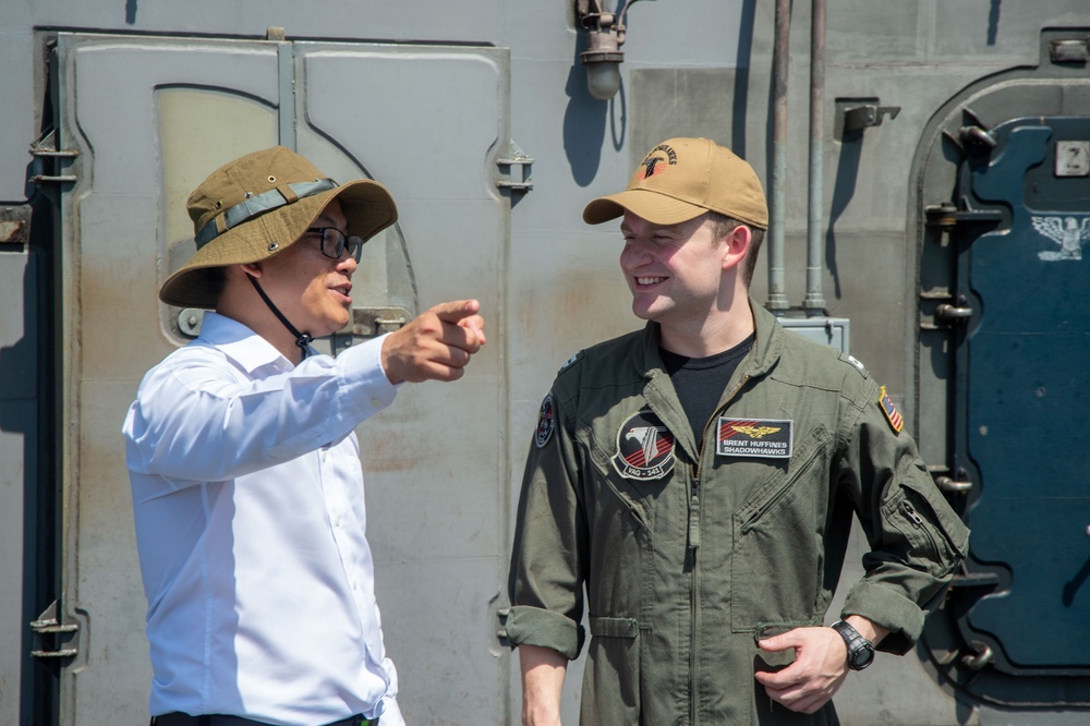 USS Ronald Reagan (CVN 76) hosts Vietnamese Nationals during a port visit to Da Nang, Vietnam