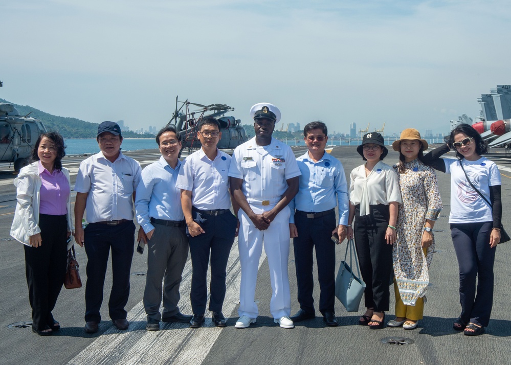 USS Ronald Reagan (CVN 76) hosts Vietnamese Nationals during a port visit to Da Nang, Vietnam