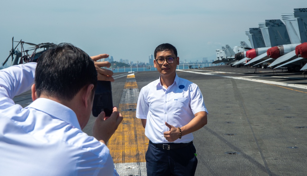 USS Ronald Reagan (CVN 76) hosts Vietnamese Nationals during a port visit to Da Nang, Vietnam