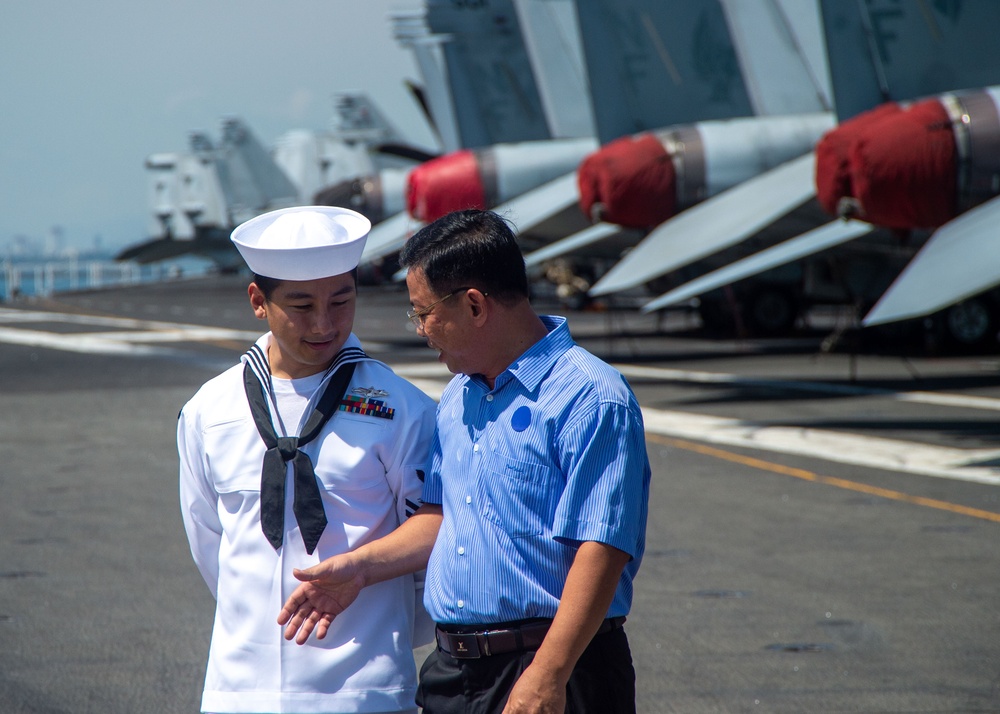 USS Ronald Reagan (CVN 76) hosts Vietnamese Nationals during a port visit to Da Nang, Vietnam