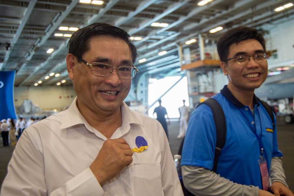 USS Ronald Reagan (CVN 76) hosts Vietnamese Nationals during a port visit to Da Nang, Vietnam