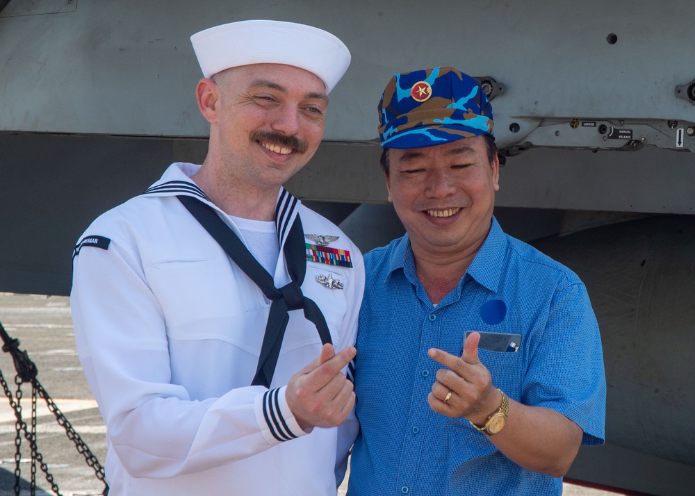 USS Ronald Reagan (CVN 76) hosts Vietnamese Nationals during a port visit to Da Nang, Vietnam