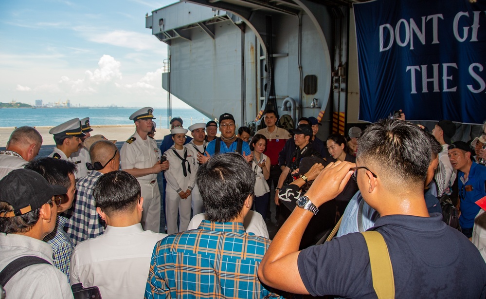 DVIDS - Images - USS Ronald Reagan (CVN 76) hosts Vietnamese nationals ...