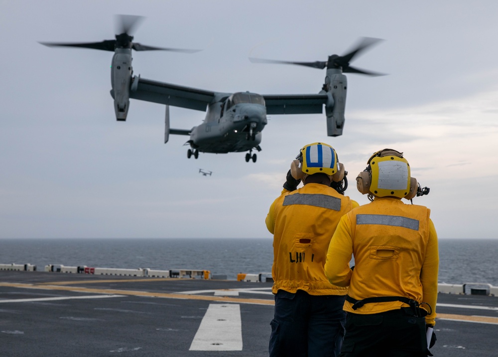 DVIDS - Images - Flight Operations in the Rain [Image 7 of 12]