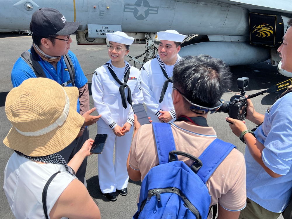 U.S. Navy sailors with Vietnamese roots cherish Carrier Strike Group 5 visit to Da Nang