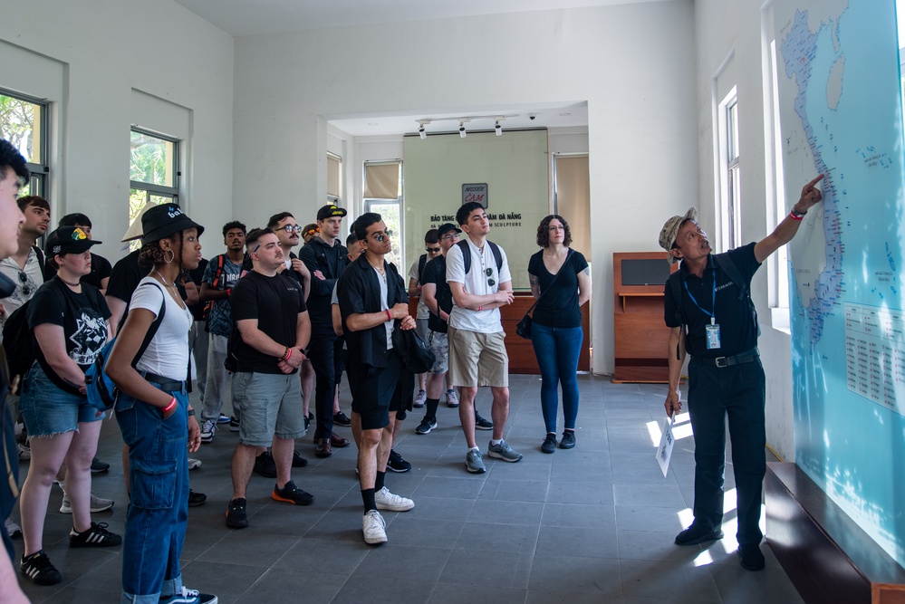 Sailors tour Da Nang during scheduled port visit