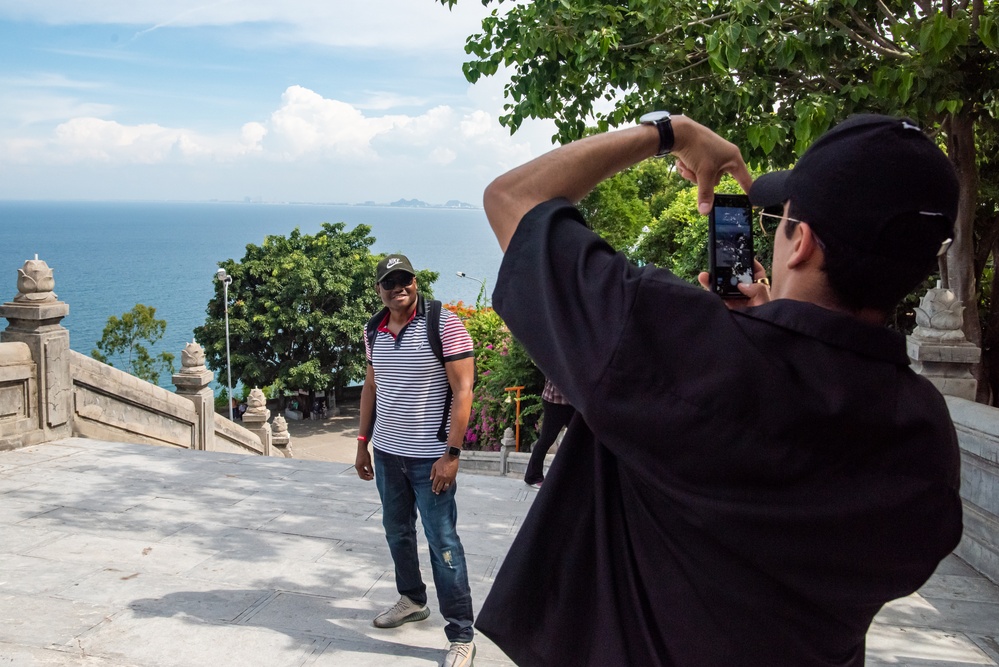 Sailors tour Da Nang during scheduled port visit