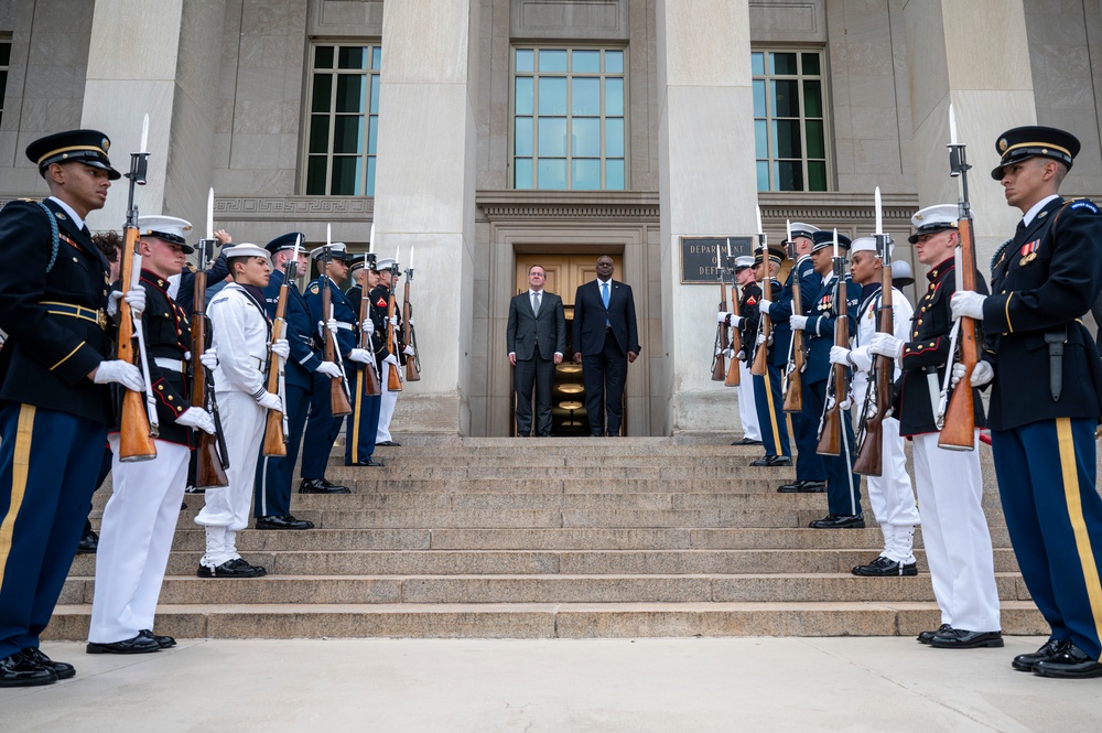 SECDEF Hosts German Defense Minister