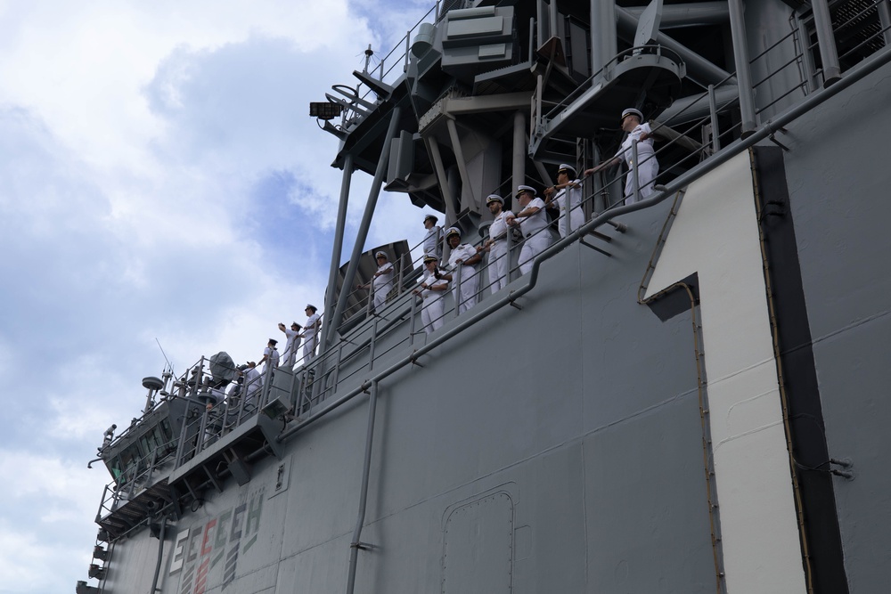 USS Wasp Pulls into The Bahamas