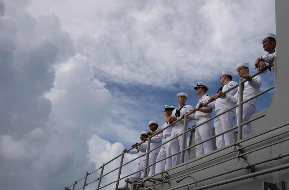 USS Wasp pulls into The Bahamas