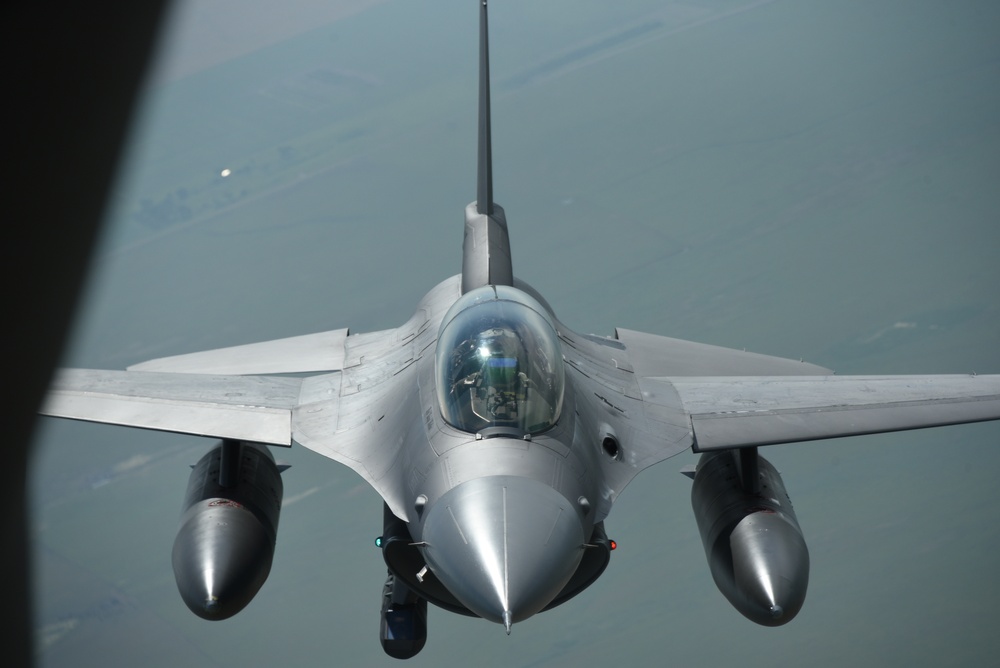 F-16  flying