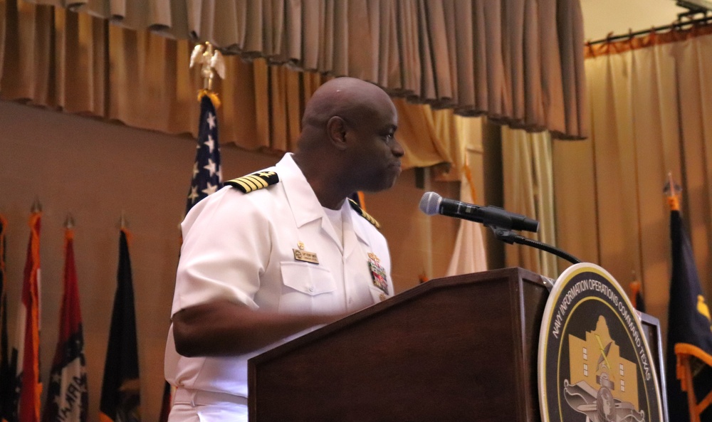 Capt. Hanser assumes command of NIOC - Texas