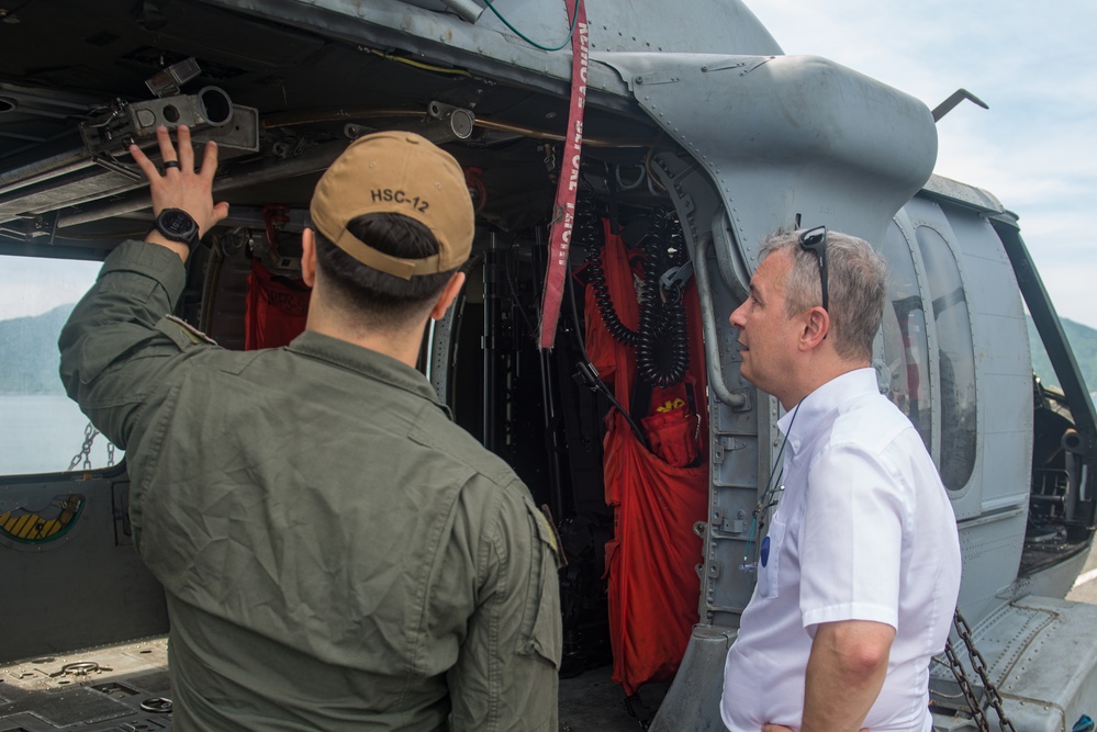 USS Ronald Reagan (CVN 76) hosts Vietnamese nationals during a port visit to Da Nang, Vietnam