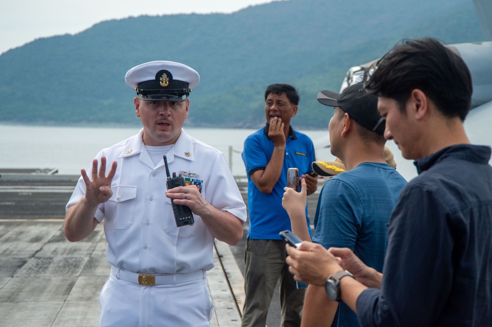 USS Ronald Reagan (CVN 76) hosts Vietnamese nationals during Da Nang port visit