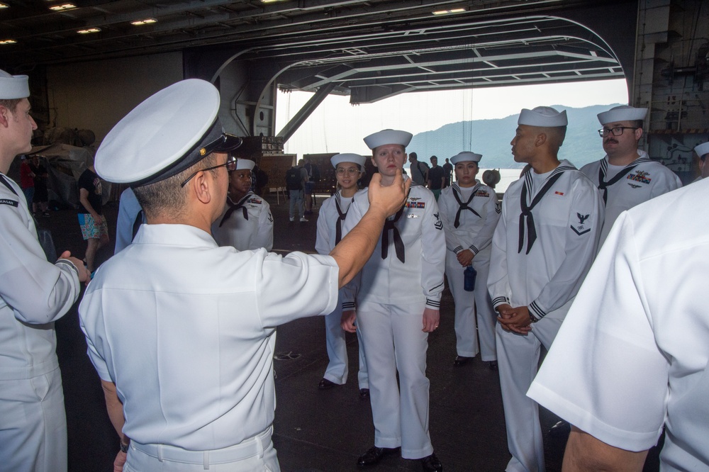 USS Ronald Reagan (CVN 76) hosts Vietnamese nationals during Da Nang port visit