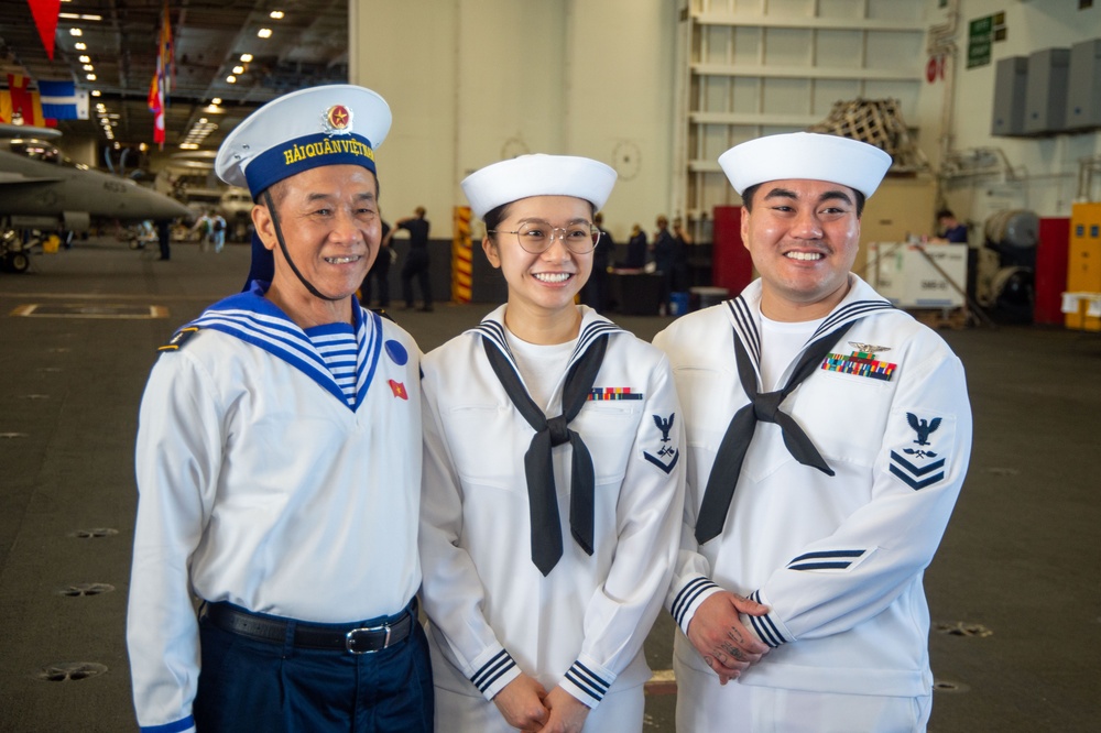 USS Ronald Reagan (CVN 76) hosts Vietnamese nationals during Da Nang port visit