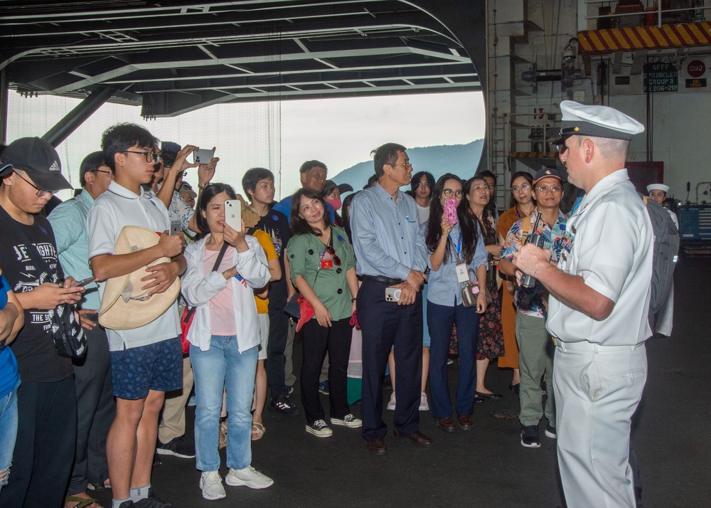 USS Ronald Reagan (CVN 76) hosts Vietnamese nationals during Da Nang port visit