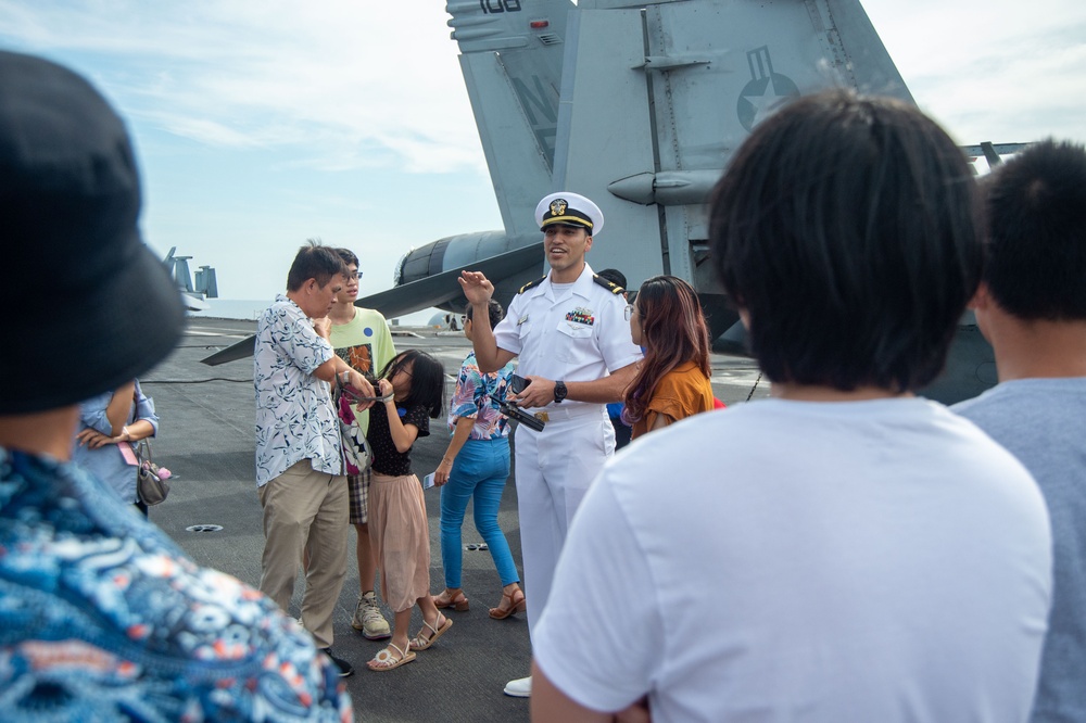 USS Ronald Reagan (CVN 76) hosts Vietnamese nationals during Da Nang port visit