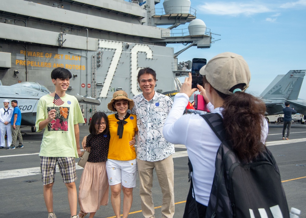 USS Ronald Reagan (CVN 76) hosts Vietnamese nationals during Da Nang port visit