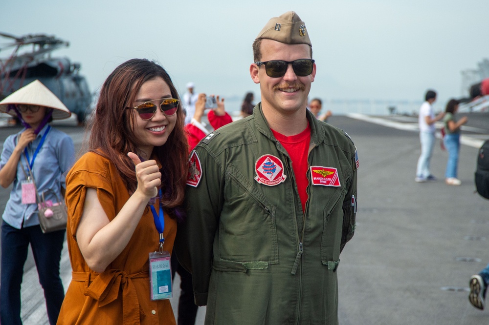 USS Ronald Reagan (CVN 76) hosts Vietnamese nationals during Da Nang port visit