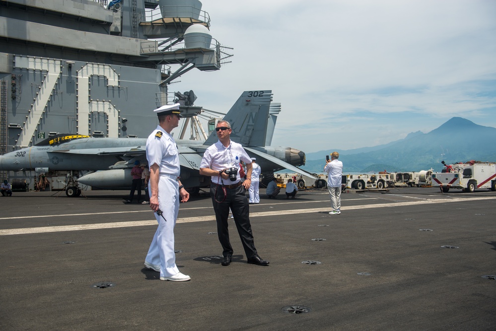 USS Ronald Reagan (CVN 76) hosts Vietnamese nationals during a port visit to Da Nang, Vietnam