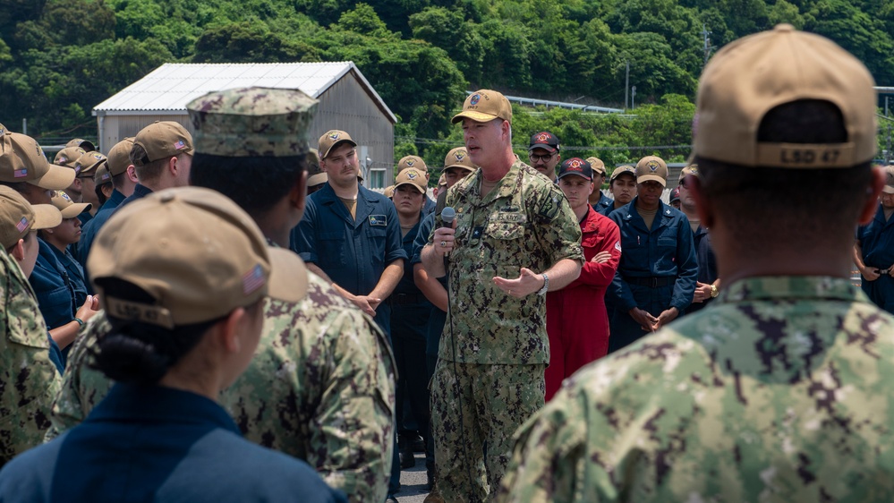 Commander, Expeditionary Strike Group 7 visits USS Rushmore (LSD 47)