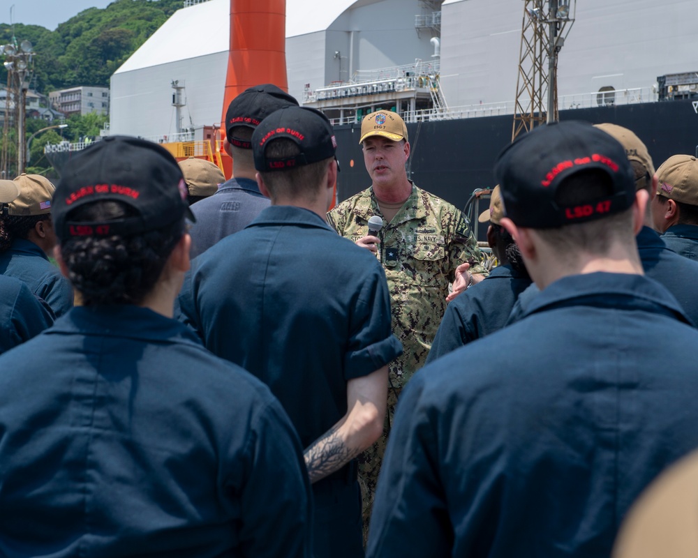 Commander, Expeditionary Strike Group 7 visits USS Rushmore (LSD 47)