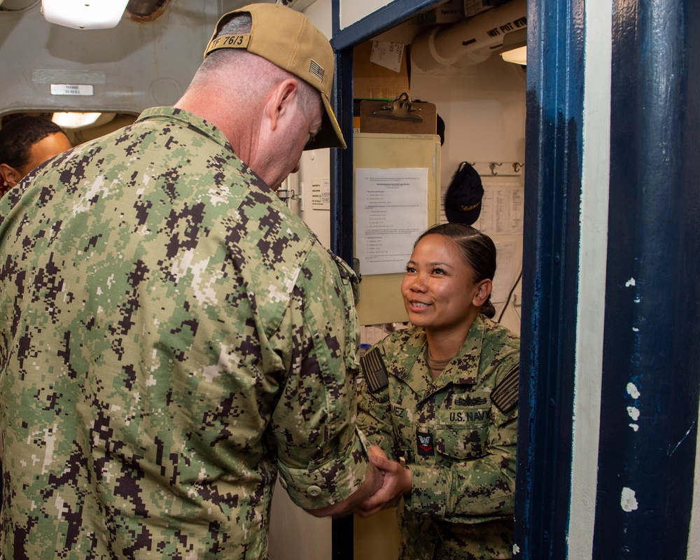 Commander, Expeditionary Strike Group 7 visits USS Rushmore (LSD 47)