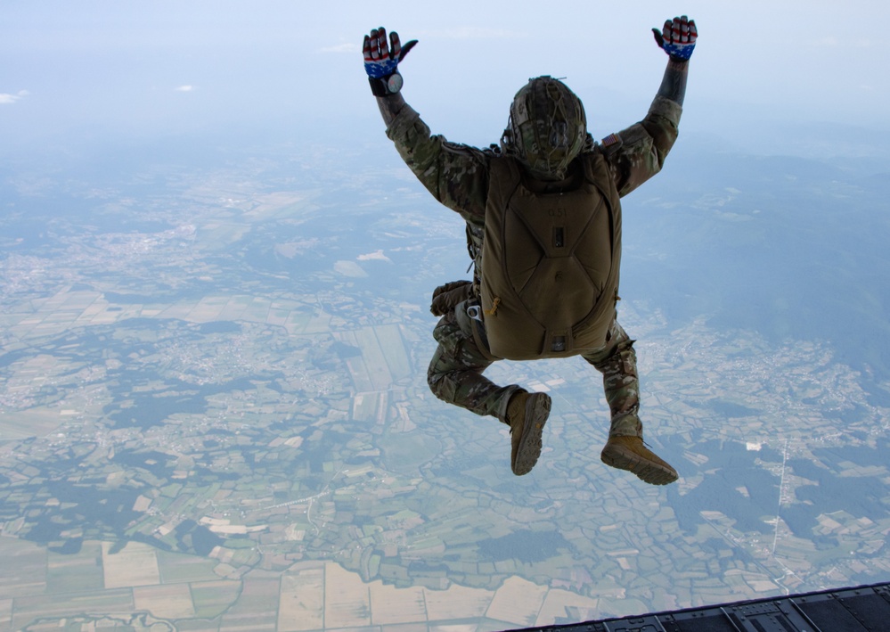 DVIDS - Images - Green Berets conduct free-fall jump in Bosnia and ...