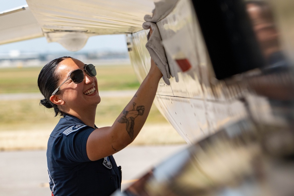 Thunderbirds soar over Davenport skies