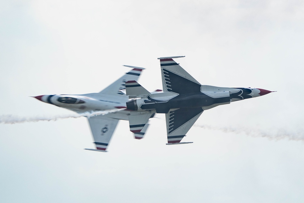 Thunderbirds soar over Davenport skies