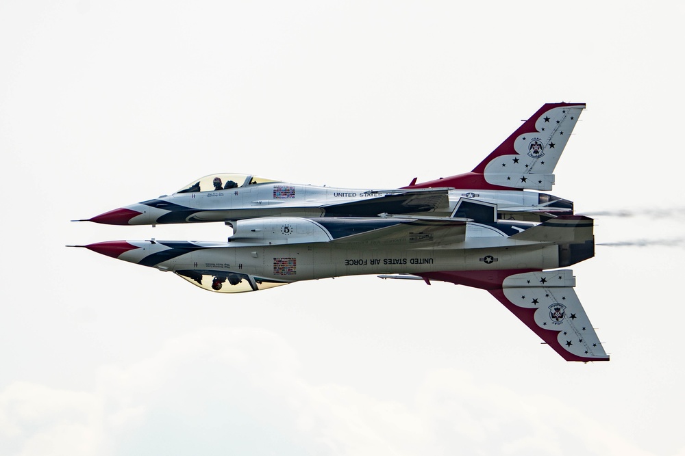 Thunderbirds soar over Davenport skies