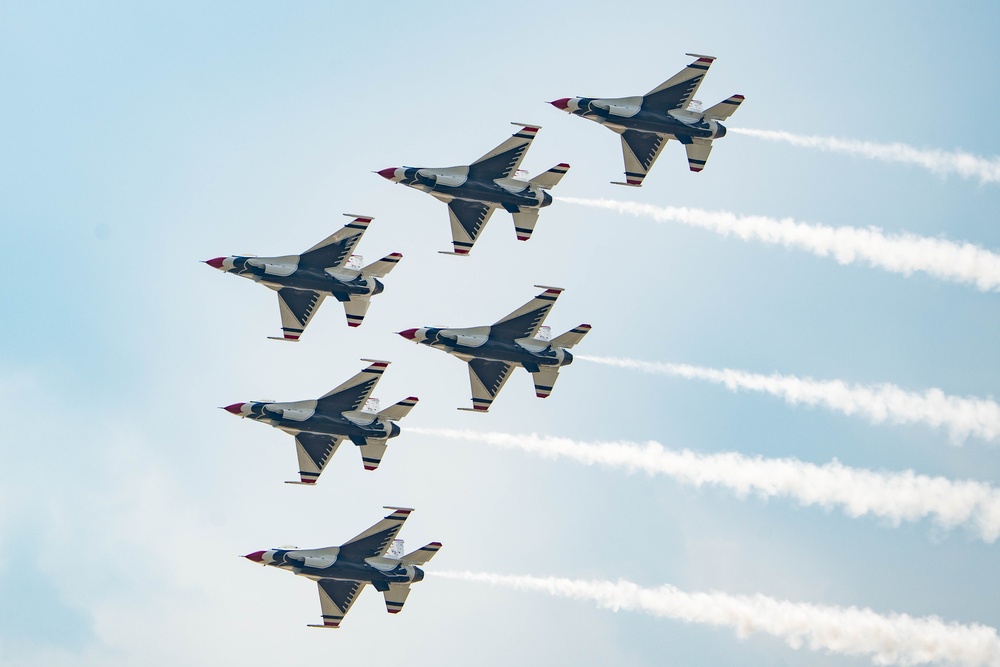Thunderbirds soar over Davenport skies