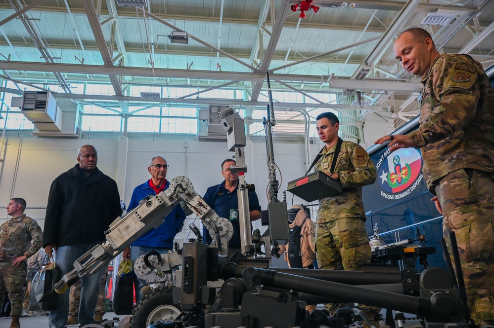 433rd Airlift Wing, 960th Cyberspace Wing Demo Capabilities to Honorary Commanders